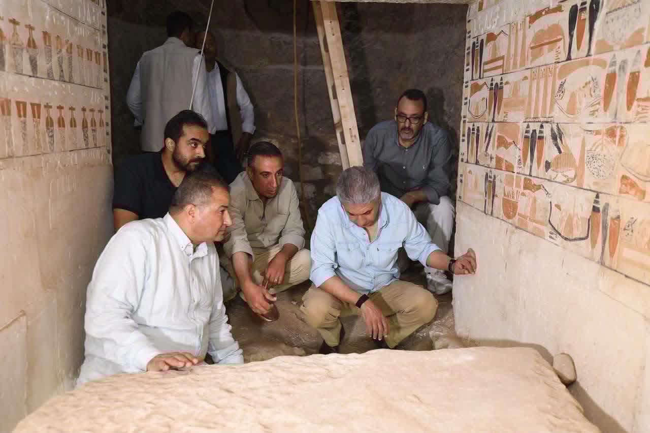 السياحة والآثار: العثور على تمثالين خشبيين في وضع تعبدي نادر ومجموعة من الأدوات البرونزية يُرجح استخدامها في الأغراض الطبية