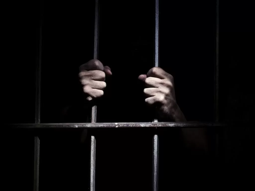 حبس متهم 6 أشهر لتورطه في سرقة أحد المواطنين بالطريق العام بمدينة بدر
