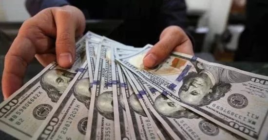 الدولار الأمريكي يتخطى الـ 56 جنيهًا أمام الجنيه المصري.. اعرف الأسعار بالبنوك المصرية