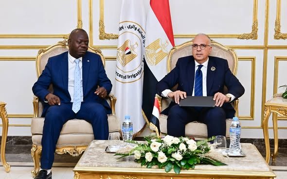 وزير الري يبحث مع وزير الدولة للمصايد بأوغندا تعزيز التعاون في مجال الموارد المائية ومكافحة الحشائش المائية