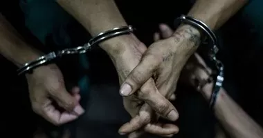 إحالة المتهم بقتل طفلتيه والقائهما بصندوق قمامة للجنايات